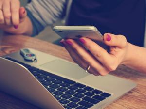 Woman gets fraudulent call while at desk